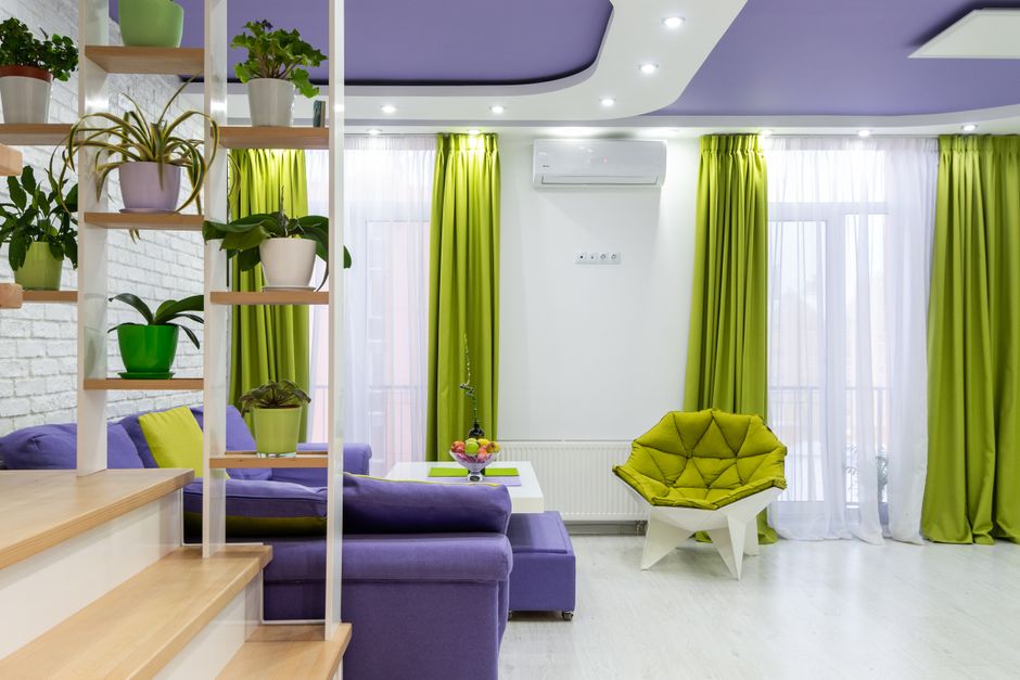 Groene linnen gordijnen in zonnige kamer. Groene linnen gordijnen in zonnige kamer.