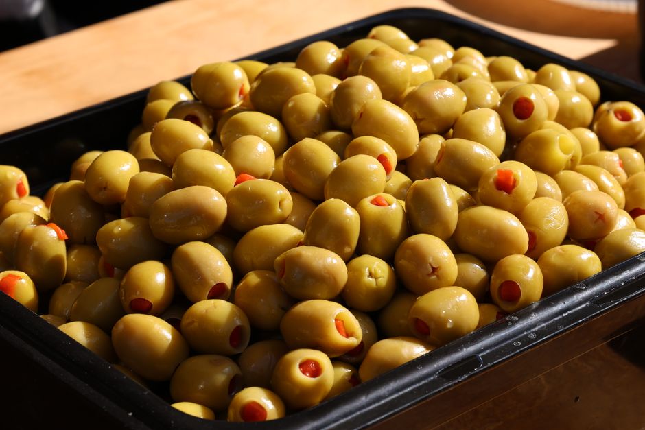 Pompoenen en appels op een houten tafel. Pompoenen en appels op een houten tafel.